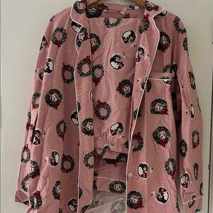 la Vie En Rose Dusty Pink Holiday Pajama Top with Wreath Print